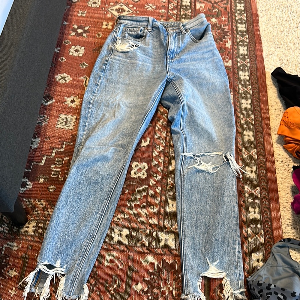 American eagle Size 00regular (fits like a 2/4). Blue distressed jean.
